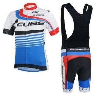 Conjunto corto de ciclismo CUBE: comodidad y estilo para tus paseos de verano