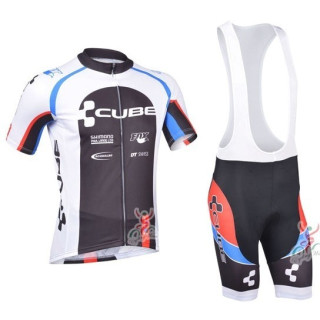 Conjunto corto de ciclismo CUBE: comodidad y estilo para tus rutas