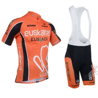 Conjunto corto de ciclismo Euskaltel Euskadi para un verano cómodo y fresco