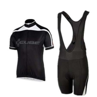 Conjunto de ciclismo corto Cube: comodidad y estilo para tus paseos de verano