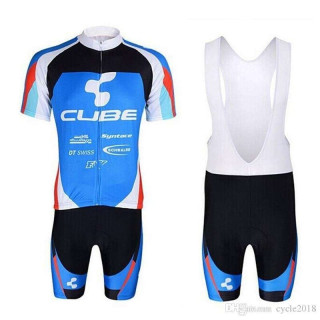 Conjunto corto de ciclismo Cube: comodidad y estilo para tus paseos