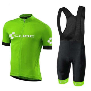 Conjunto de ciclismo Cube: comodidad y estilo para tus paseos de verano