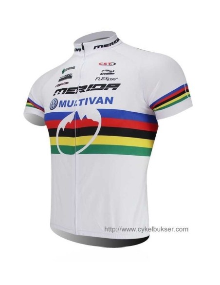 Equipación de ciclismo Merida: comodidad y estilo para tus paseos