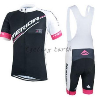 Conjunto corto de ciclismo Merida: comodidad y frescura para tus paseos