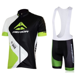 Conjunto corto de ciclismo Merida: comodidad y calidad para tus paseos de verano