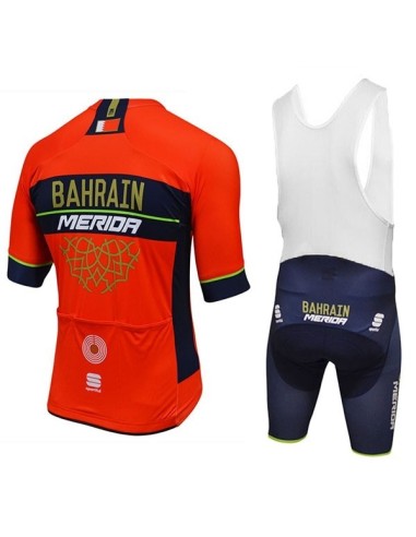 Equipación de ciclismo Merida: comodidad y estilo para tus rutas este verano