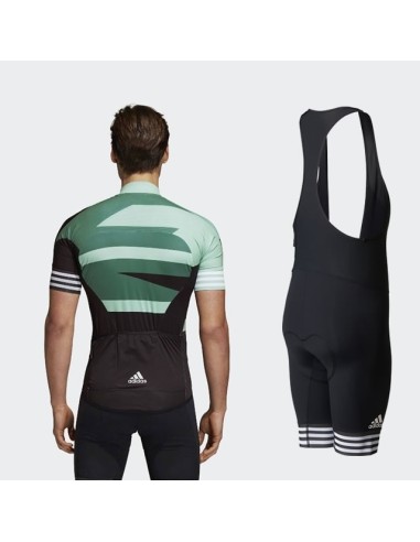 Conjunto corto de ciclismo Adidas para disfrutar del verano en dos ruedas