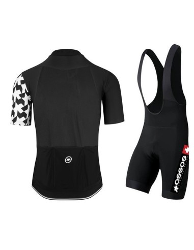 Equipación de ciclismo Assos: comodidad y frescura para tus rutas