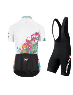 "Conjunto de ciclismo Assos: comodidad y frescura para tus paseos de verano" 2