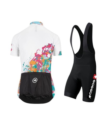 "Conjunto de ciclismo Assos: comodidad y frescura para tus paseos de verano"