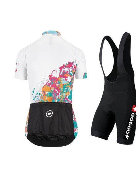 "Conjunto de ciclismo Assos: comodidad y frescura para tus paseos de verano"