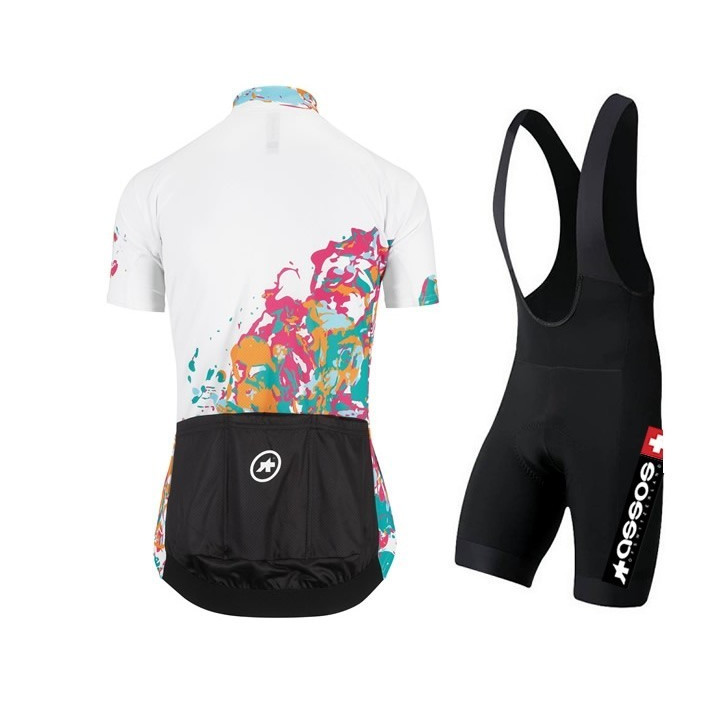 "Conjunto de ciclismo Assos: comodidad y frescura para tus paseos de verano"