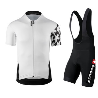 Conjunto de ciclismo Assos: calidad y comodidad para tus rutas veraniegas