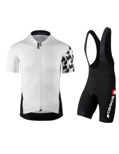 Conjunto de ciclismo Assos: calidad y comodidad para tus rutas veraniegas