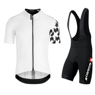 Equipación de ciclismo Assos: comodidad y frescura para tus rutas