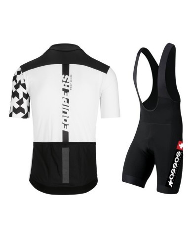 Equipación de ciclismo Assos: comodidad y frescura para tus rutas