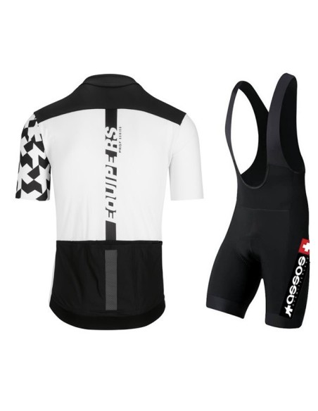 Equipación de ciclismo Assos: comodidad y frescura para tus rutas