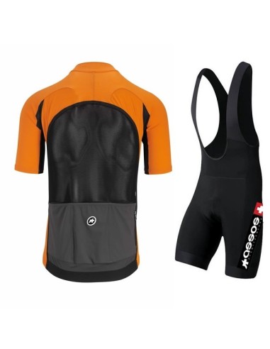 Conjunto de ciclismo Assos: comodidad y frescura para tus rutas
