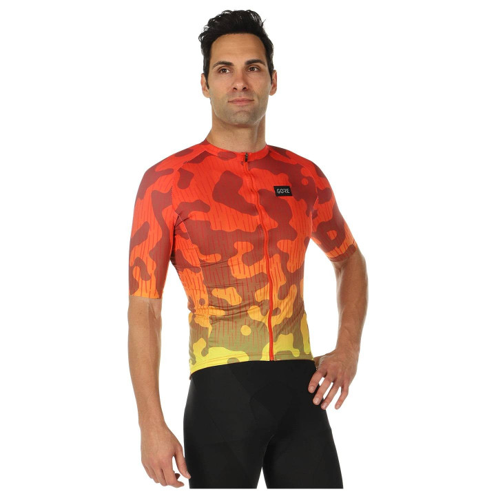 Maillot corto Rain Camo naranja y amarillo de GORE WEAR para ciclistas que buscan estilo y comodidad