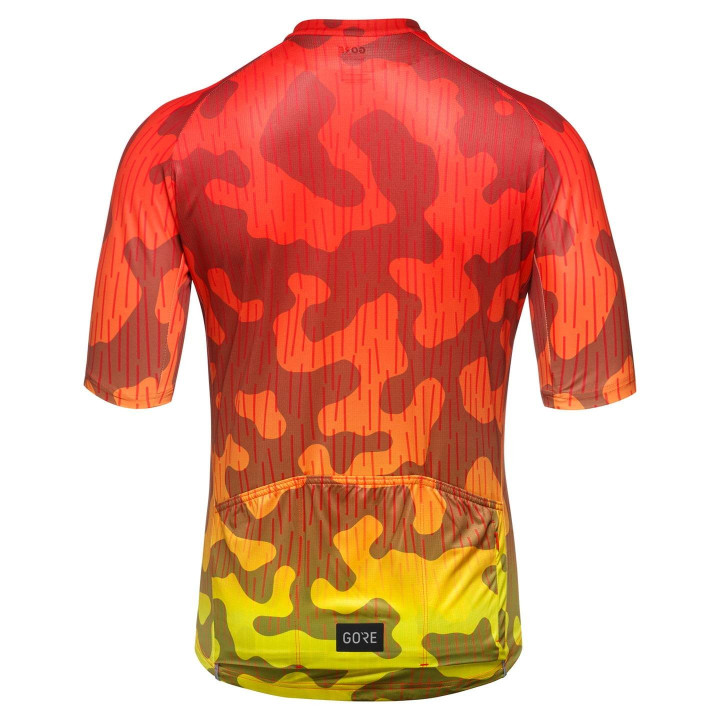 Maillot corto Rain Camo naranja y amarillo de GORE WEAR para ciclistas que buscan estilo y comodidad