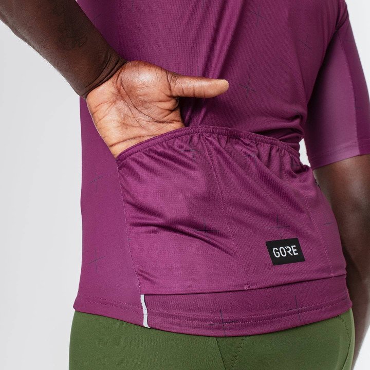 Maillot corto lila GORE WEAR para ciclismo, comodidad y frescura en cada pedaleo