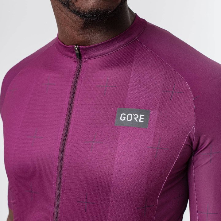 Maillot corto lila GORE WEAR para ciclismo, comodidad y frescura en cada pedaleo