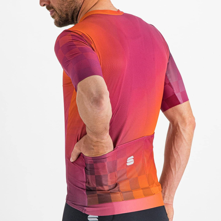 Maillot corto Sportful Rocket naranja y fucsia, ideal para ciclistas que buscan frescura y estilo