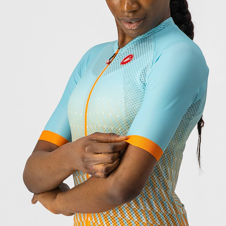 Maillot corto mujer Castelli Climber's 2.0 en naranja y azul claro, ideal para tus rutas de montaña
