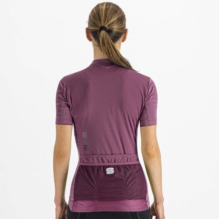 Maillot corto lila para mujer de SPORTFUL: estilo y comodidad para tus rutas en bici