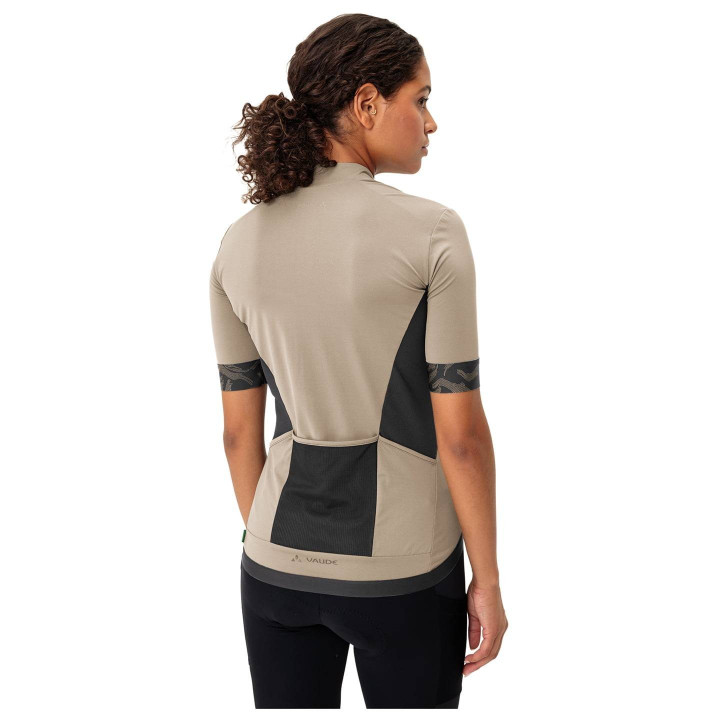 Maillot corto para mujer VAUDE Kuro FZ II en beige, comodidad y estilo para tus rutas en bici