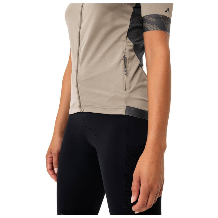 Maillot corto para mujer VAUDE Kuro FZ II en beige, comodidad y estilo para tus rutas en bici
