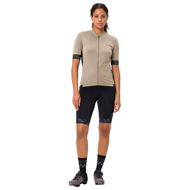 Maillot corto para mujer VAUDE Kuro FZ II en beige, comodidad y estilo para tus rutas en bici