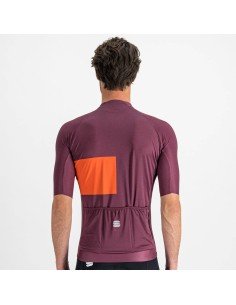 Maillot corto Sportful Snap lila y rojo: comodidad y estilo para ciclistas 2
