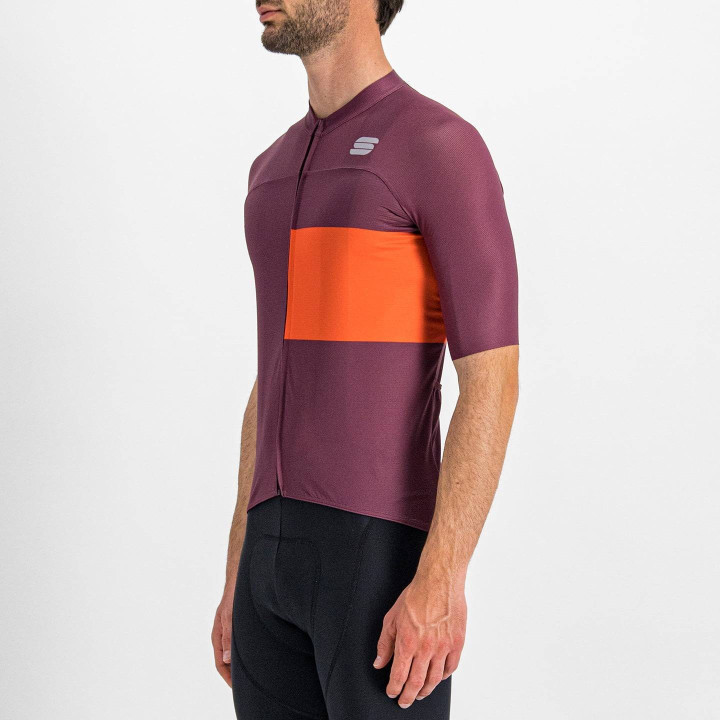 Maillot corto Sportful Snap lila y rojo: comodidad y estilo para ciclistas
