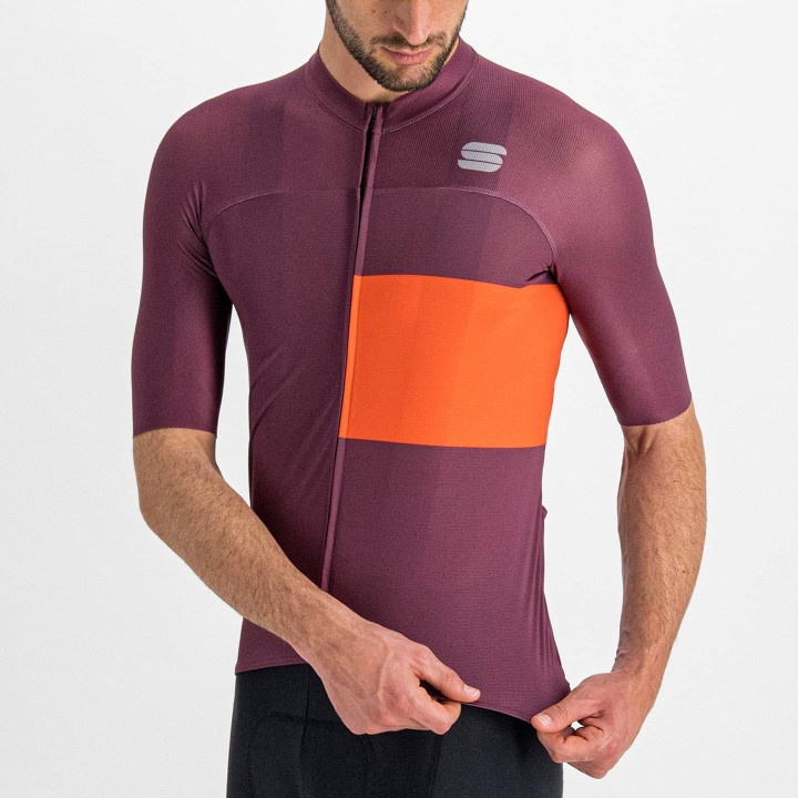 Maillot corto Sportful Snap lila y rojo: comodidad y estilo para ciclistas