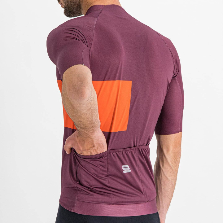 Maillot corto Sportful Snap lila y rojo: comodidad y estilo para ciclistas