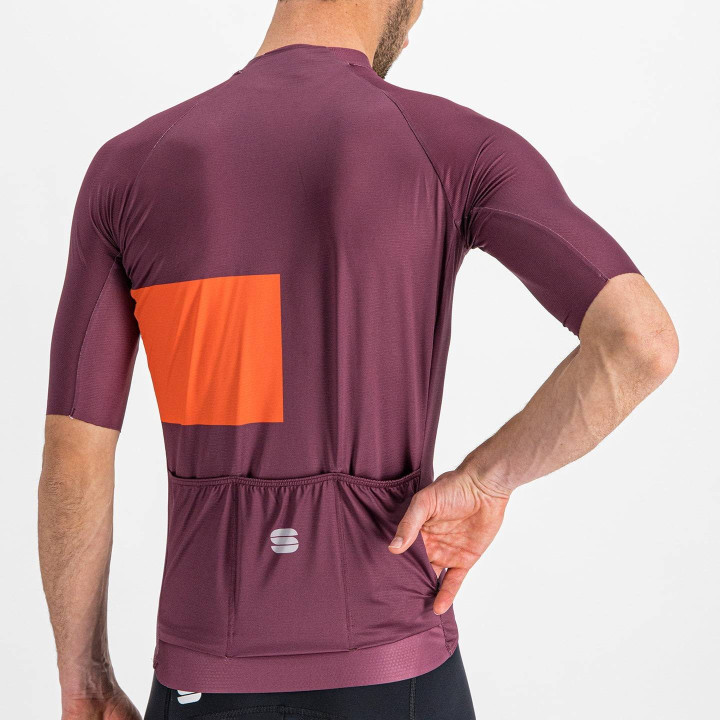 Maillot corto Sportful Snap lila y rojo: comodidad y estilo para ciclistas