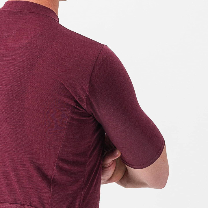 Maillot burdeos Essenza de Castelli: estilo y comodidad para tus rutas en bici