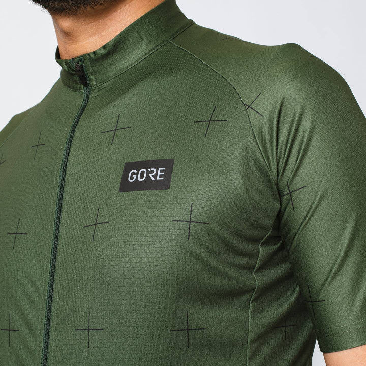 Maillot corto GORE WEAR Daily en negro y oliva, ideal para ciclistas