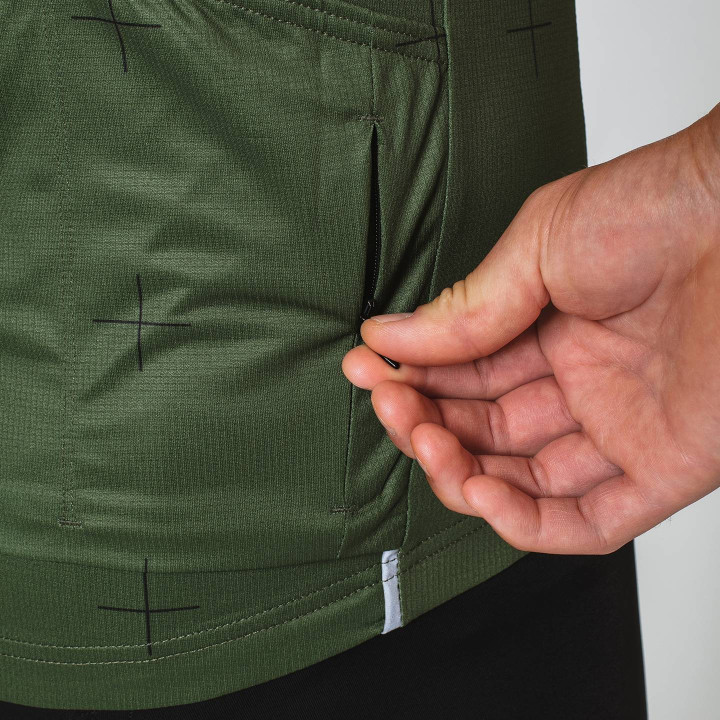 Maillot corto GORE WEAR Daily en negro y oliva, ideal para ciclistas