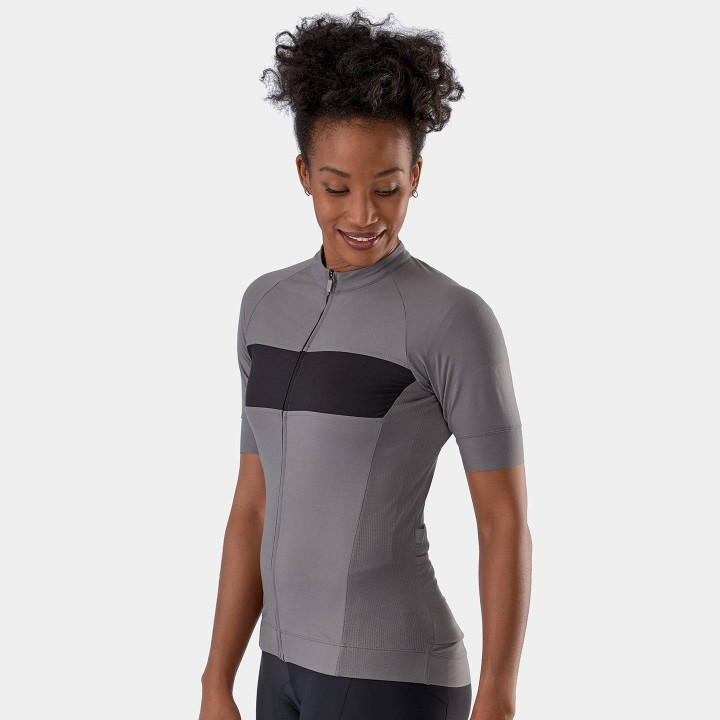 Maillot corto TREK para mujer en negro y gris, comodidad y estilo en cada pedalada