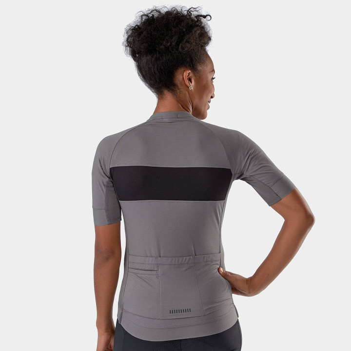 Maillot corto TREK para mujer en negro y gris, comodidad y estilo en cada pedalada