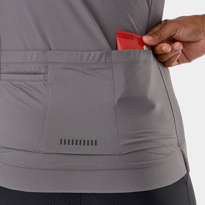 Maillot corto TREK para mujer en negro y gris, comodidad y estilo en cada pedalada