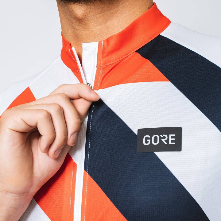 Maillot corto Signal naranja y blanco de GORE WEAR para ciclistas cómodos y con estilo