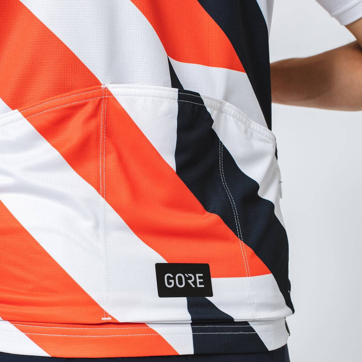 Maillot corto Signal naranja y blanco de GORE WEAR para ciclistas cómodos y con estilo