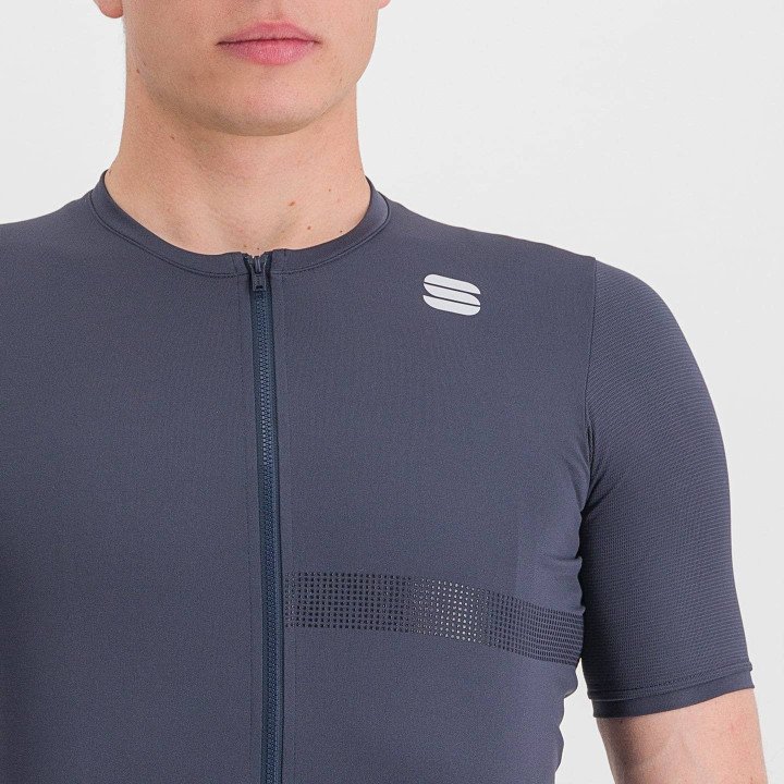 Maillot corto azul oscuro SPORTFUL: estilo y comodidad para tus rutas en bici